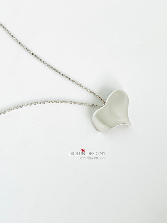 Pendant - Sculpted "Bent Heart" in S/S w. 16" Chain.