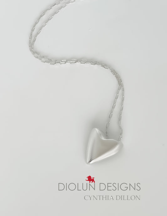 Pendant - Sculpted "Heart w. indentation"  in S/S w. 16" Chain.