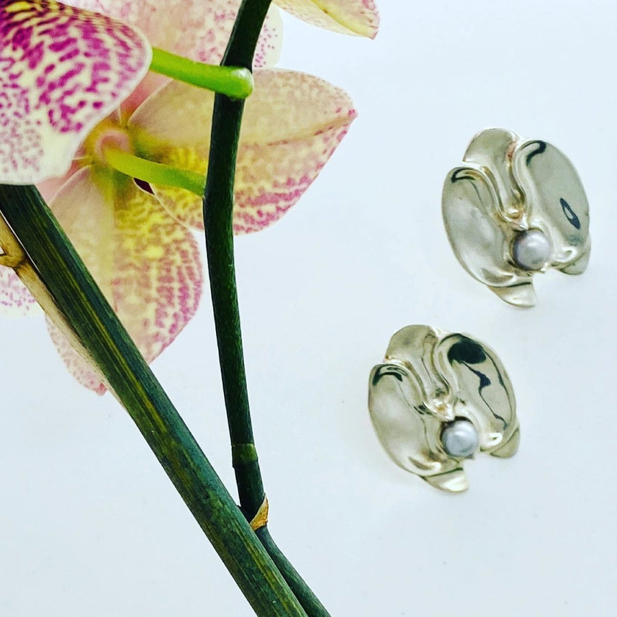 Any resemblance (the #earrings vs....