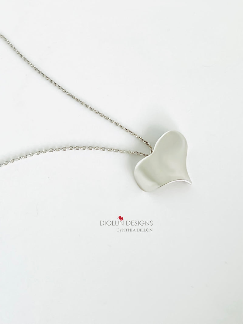 Pendant - Sculpted "Bent Heart" in S/S w. 16" Chain.