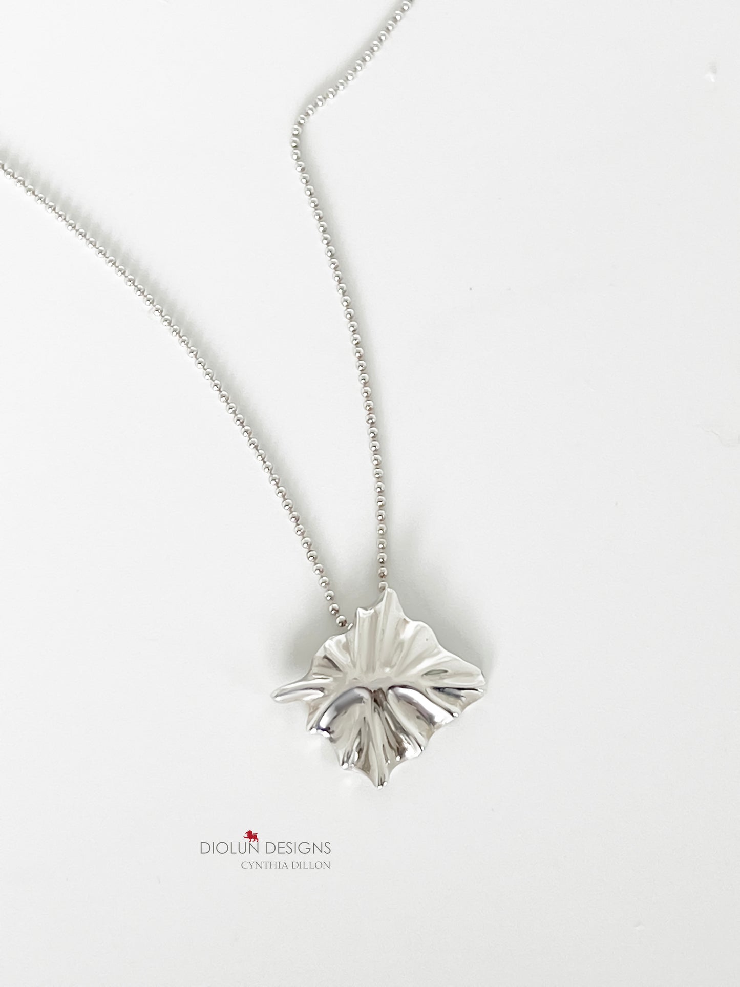 Pendant - Sculpted "Leaf"  in S/S w. 16" Chain.
