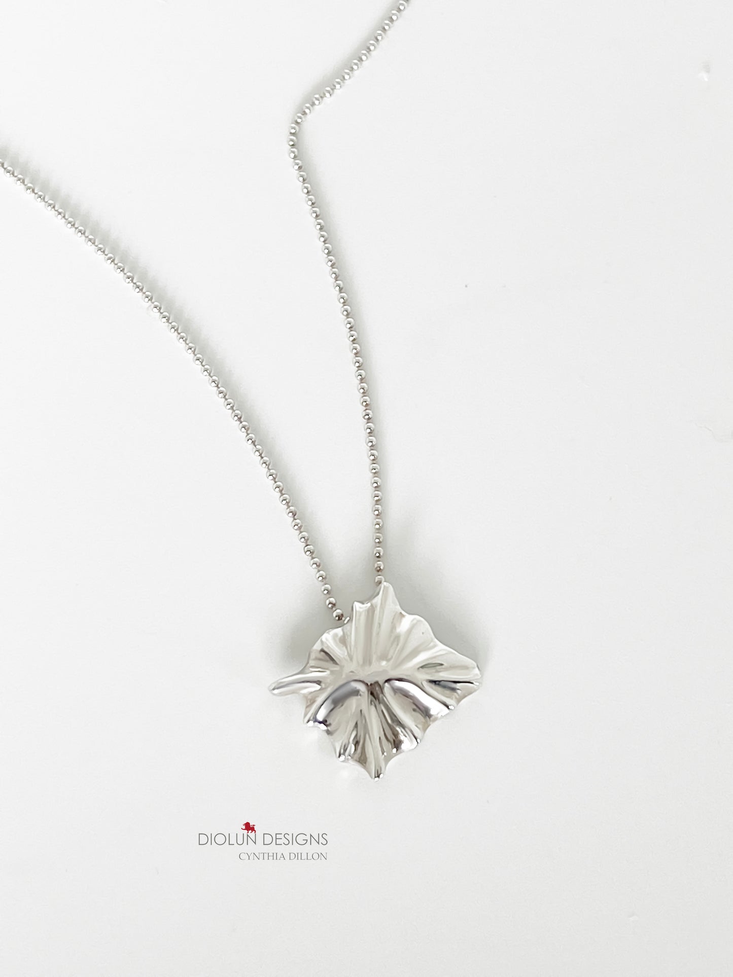 Pendant - Sculpted "Leaf" in S/S w. 16" Chain.