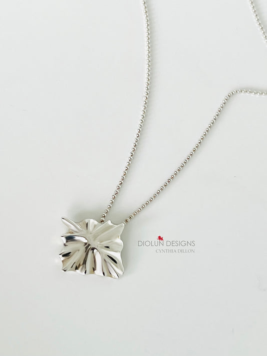 Pendant - Sculpted "Leaf"  in S/S w. 16" Chain.